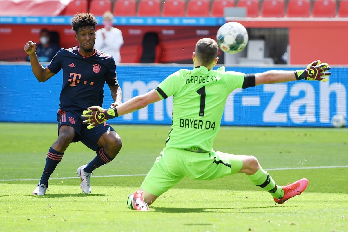 Kingsley Coman de Múnich marca el primer gol de su equipo ante el portero Lukas Hradecky de Leverkusen durante el partido de fútbol de la Bundesliga alemana entre Bayer Leverkusen y Bayern Munich en Leverkusen,