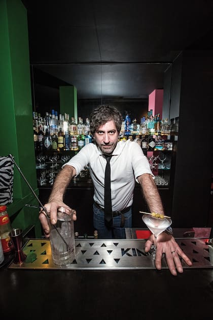 Kinky es una larga barra y taburetes, mucho rock, glam, purpurina y coctelería clásica