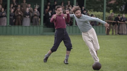 Kinnaird y Suter fueron interpretados en la serie de Netflix