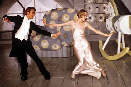 Kino. The Boy Friend, Christopher Gable, Twiggy Nachdem die Hauptdarstellerin ausgefallen ist, bekommt Polly (Twiggy) die Chance, dessen Rolle in dem Musical "The Boy Friend" zu uebernehmen. Gemeinsam mit Tony (Christopher Gable) gibt Polly ihr Bestes., 1971. (Photo by FilmPublicityArchive/United Archives via Getty Images)