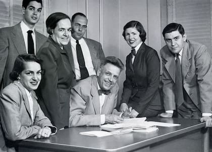 Kinsey con su familia en la oficina. De izq. a der.: hija, Joan; hijo, Bruce; su esposa, Clara; yerno, Warren Corning; Dr. Kinsey; hija, Anne y yerno, Robert Reid