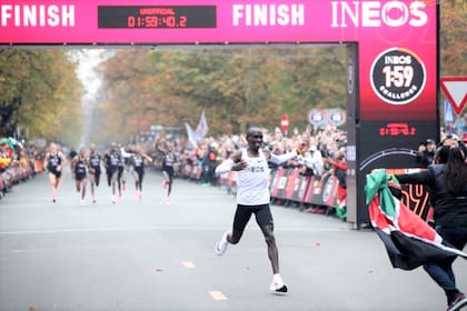 Kipchoge cruza la línea en Viena y logra el objetivo: bajar las dos horas en la maratón, un tiempo que no fue homologado