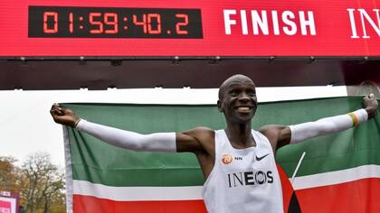 Kipchoge celebra su récord (no homologado) conseguido en octubre de 2019.