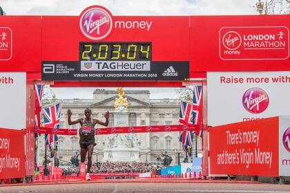 Kipchoge cruza la meta en Londres, tercer mejor marca de todos los tiempos (2h03m05s)