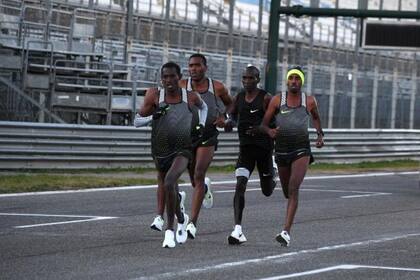 Kipchoge en medio de las liebres en la recta principal de Monza