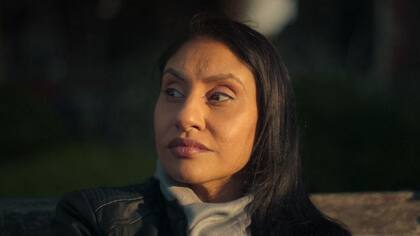 Kirat Assi fue víctima de un engaño durante casi nueve años por parte de alguien que se hacía pasar por Bobby, un apuesto cardiólogo; ella relató sus experiencias en un documental de Netflix.