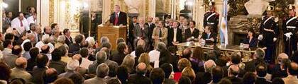 El día en que Néstor Kirchner anunció con júbilo el pago de la deuda al FMI en un multitudinario acto en el Salón Blanco de la Casa de Gobierno. Poco después se endeudaría con la Venezuela de Chávez a una tasa del 12% anual...