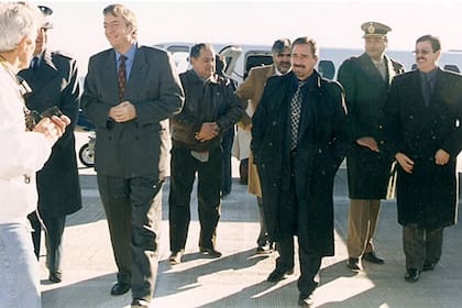 Kirchner baja del avión de Santa Cruz, en 1999, seguido por Ricardo Jaime y Raúl Copetti (de lentes oscuros)