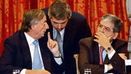 Néstor Kirchner, cuando era presidente, con Alberto Fernández (era jefe de gabinete) y Julio De Vido (era ministro de Planificación), en la Casa Rosada
