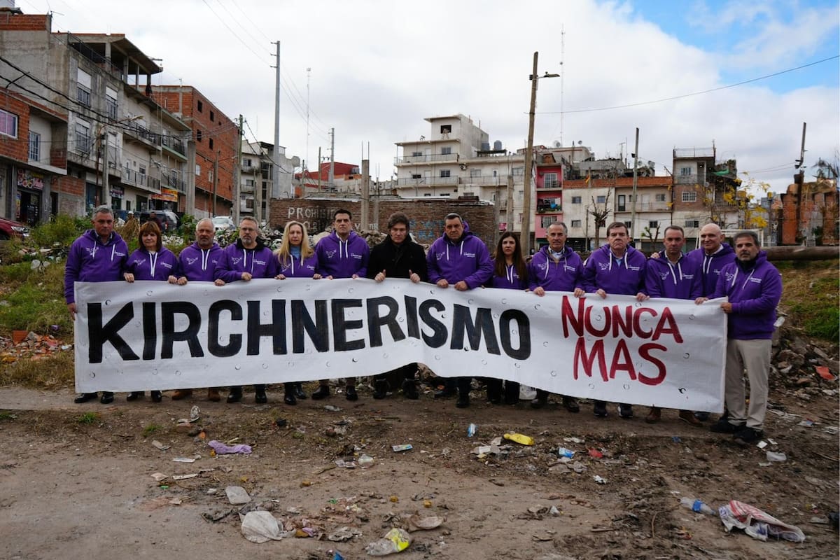 "Kirchnerismo nunca más" y con camperas violetas: el anuncio de la alianza de La Libertad Avanza con Pro en la provincia de Buenos Aires; en el centro, Javier Milei