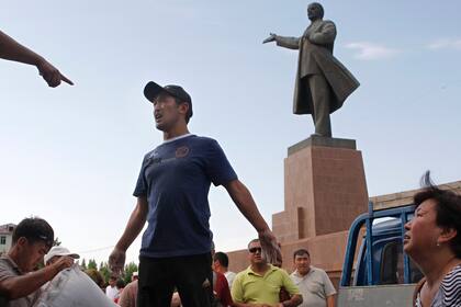 Kirguistán retira una enorme estatua de Lenin