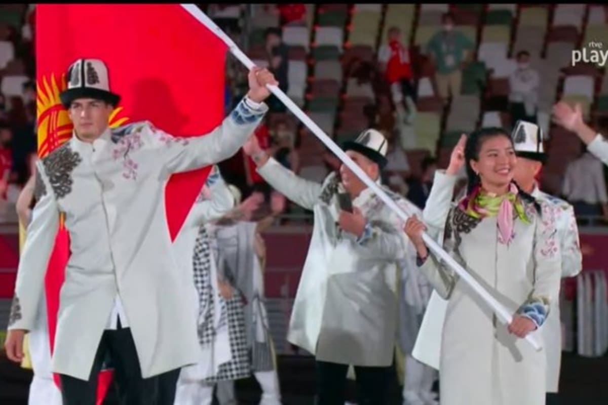 Kirguistán se mostró sin tapabocas en el desfile; Tayikistán y los abanderados de Pakistán también se salieron del protocolo sanitario