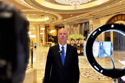 Kirill Dimitriev, director del Fondo de Inversión Directa ruso, habla con reporteros en el hotel Ritz Carlton de Riad, Arabia Saudí, el 18 de febrero de 2025.