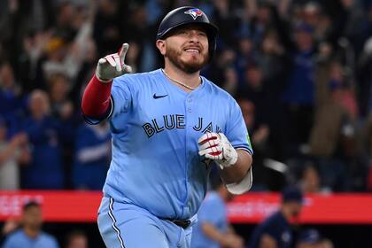 Kirk conecta sencillo decisivo en la 10ma, Azulejos remontan ante Medias Rojas en regreso de Giolito