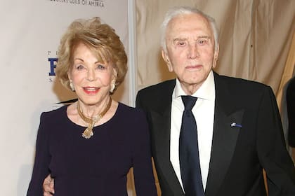 Kirk Douglas junto a Anne Buydens