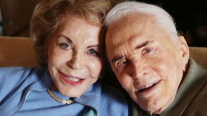 Kirk Douglas y su mujer Anne, con quien se casó en 1954