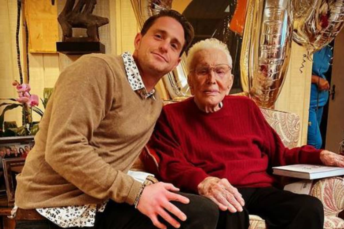 Kirk y Cameron Douglas durante el cumpleaños 103 del actor