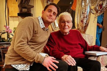 Kirk y Cameron Douglas durante el cumpleaños 103 del actor