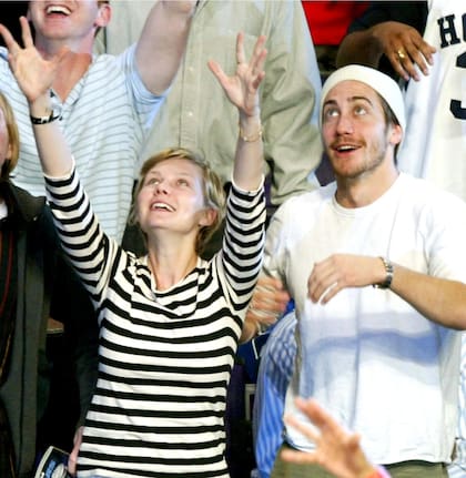 Kirsten junto a Jake Gyllenhall, intentando agarrar una remera durante un partido de basket