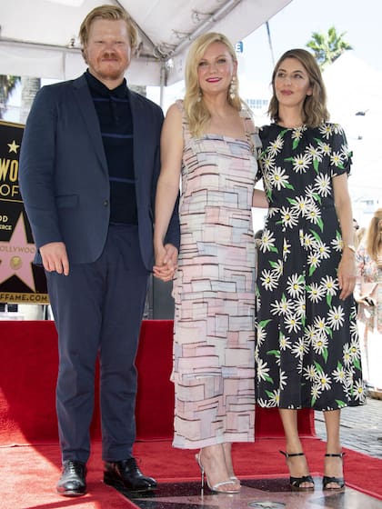 Kirsten junto a su prometido, Jesse Plemons, y a la cineasta Sofia Coppola, quien la dirigió en Las vírgenes suicidas, Maria Antonieta y El seductor