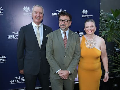 Kirsty y Peter Hayes reciben al embajador de Italia, Frabrizio Lucentini