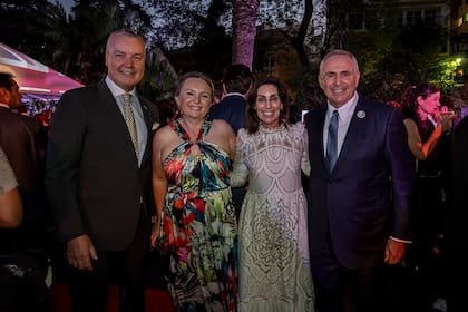 Kirsty y Peter Hayes reciben al embajador de los Estados Unidos, Marc Stanley, y a su esposa Wendy Stanley