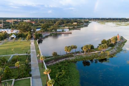 Kissimmee es un barrio de Florida a solo 15 minutos del parque de Disney con una población tanto estadounidense como latina.