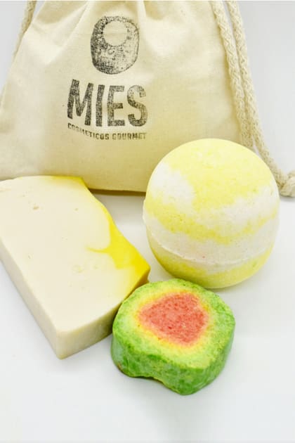 Kit bañera energizante: jabón de bergamota, bomba Samurai con árnica y espuma de frutos rojos. $910 en MIES cosmética, @mies_cosmetica