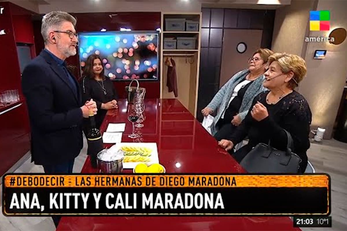 Kitty, Ana y Cali, tres de las hermanas de Diego Maradona, junto a Luis Novaresio, en Debo decir