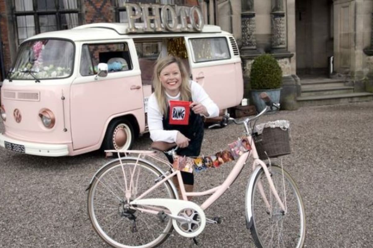Kitty Orme en la foto con el VW Camper de 1978 llamado Birdie