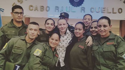 Kitty Sanders da charlas a los oficiales de Gendarmería sobre los nuevos métodos que utilizan las organizaciones criminales para captar mujeres y menores.