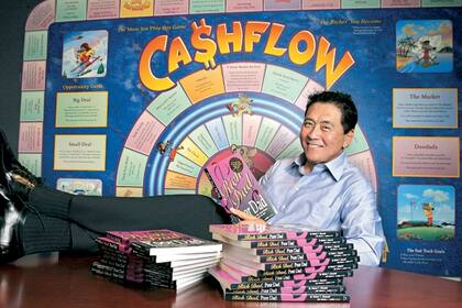 Kiyosaki en sus oficinas, junto a su exitoso libro y a "Cashflow", el juego que diseñó