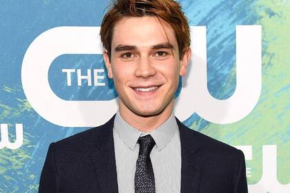 KJ Apa, protagonista de Riverdale, se accidentó con su auto
