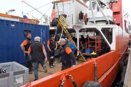 Klass Weyj, dueño del barco donde van los buzos de naufragios, dijo que hay "un 90 por ciento" de posibilidades de que encuentren la cámara en las bodegas del Karlsruhe