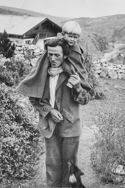 Klaus, el papá de Beli, a los hombros de Kurt, su abuelo.