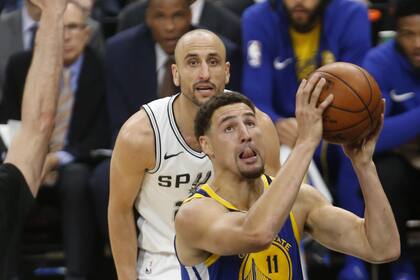Klay Thompson anota ante Manu Ginóbili