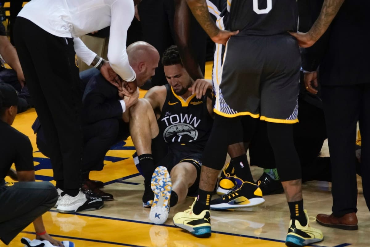Klay Thompson se torció la rodilla tras un intento de volcar el balón y tuvo que dejar el partido en el tercer cuarto