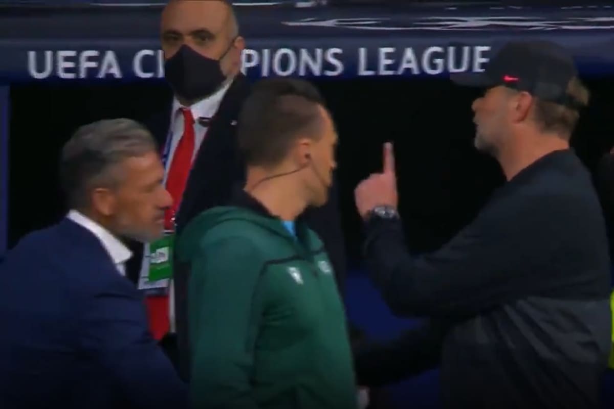 Klopp saluda a Nelson Vivas, ayudante del Cholo Simeone, y se queja por la salida del DT del Atlético