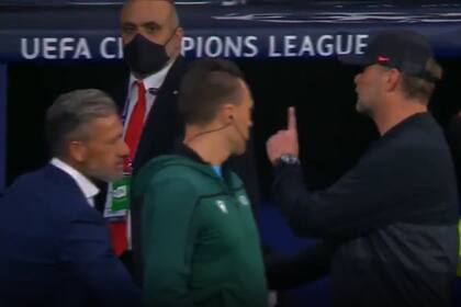 Klopp saluda a Nelson Vivas, ayudante del Cholo Simeone, y se queja por la salida del DT del Atlético