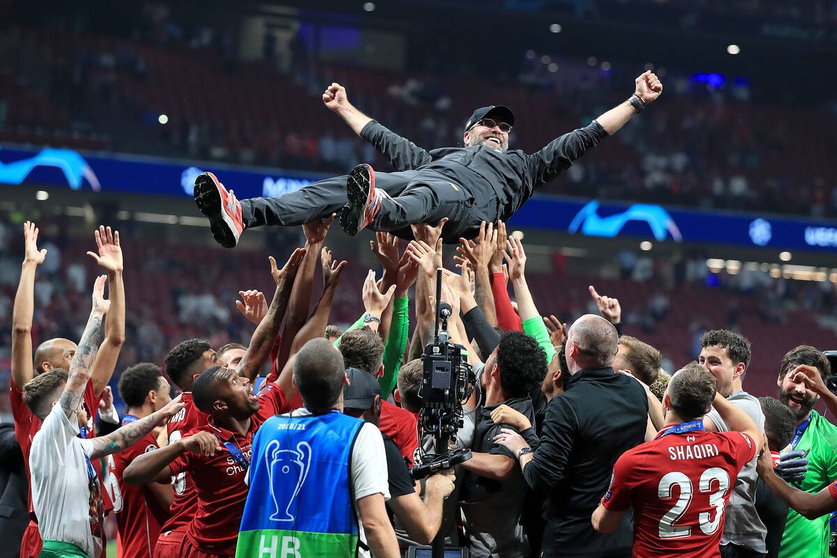Klopp vuela por el aire; Liverpool volvió a lo más alto