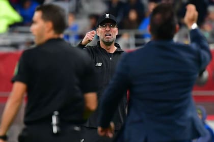 Klopp y Mohamed, frente a frente, durante el Mundial de Clubes