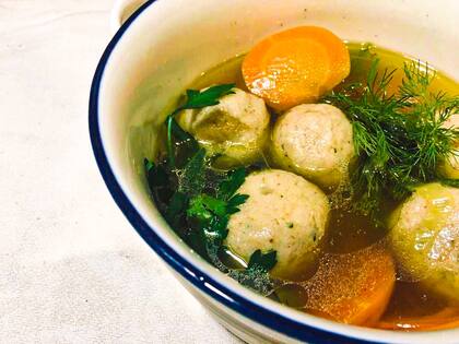 Kneidalaj en sopa de pollo y schmaltz