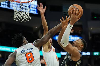Knicks ganan 116-107 a los Bucks y completan barrida de temporada ante Milwaukee