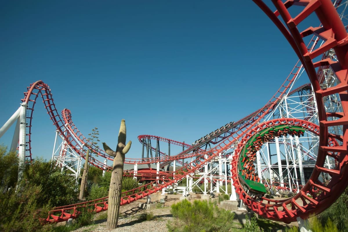 Knott’s Berry Farm y Six Flags Magic Mountain incorporarán a más de 50,000 trabajadores de temporada en sus parques de América del Norte (Six Flags)