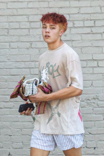 Knox Jolie, el hijo de Angelina Jolie y Brad Pitt, fue fotografiado al salir de su clase de Muay Thai en Los Ángeles. El joven de 18 años acaba de graduarse de la secundaria y, horas después de recibir su diploma, compitió en un torneo de esta disciplina. Mientras tanto su hermana melliza, Vivienne, acaba de avanzar con el pedido legal para eliminar el apellido Pitt y pasar a llamarse oficialmente Vivienne Marcheline Jolie