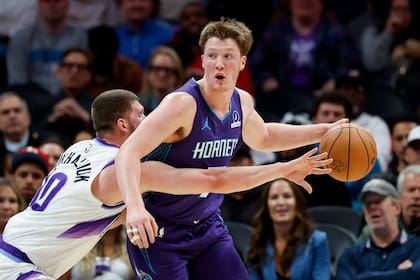 Knueppel anota 24 puntos y lidera a los Hornets en victoria 126-103 sobre los Jazz