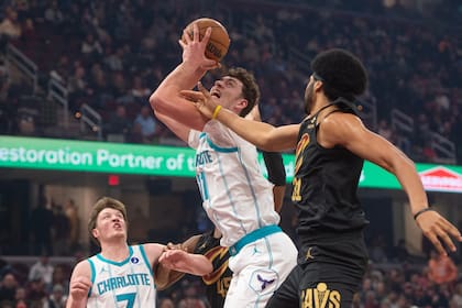 Knueppel anota 29 puntos y Miller suma 25 en victoria de Hornets 119-111 sobre Cavaliers