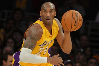 Kobe Bryant, con la camiseta 24 de Los Ángeles Lakers; un recuerdo suyo fue vendido en la subasta de Sotheby’s.