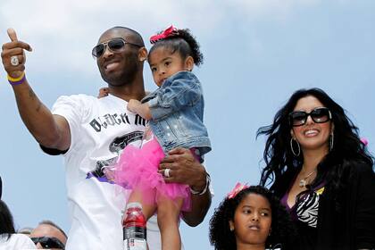 Kobe Bryant con su hija Gianna, acompañado por Vanessa y Natalia, otra de sus hijas, en Los Ángeles