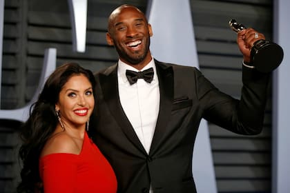Kobe y Vanessa Bryant tras ganar el Premio Oscar por su cortometraje "Dear Basketball". El basquetbolista perdió su vida el 26 de enero de este año junto a su hija Gianni
